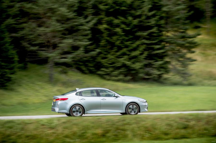 Kia Optima Plug-In Hybrid 2016 года  (UK) (фото 20 из 35)